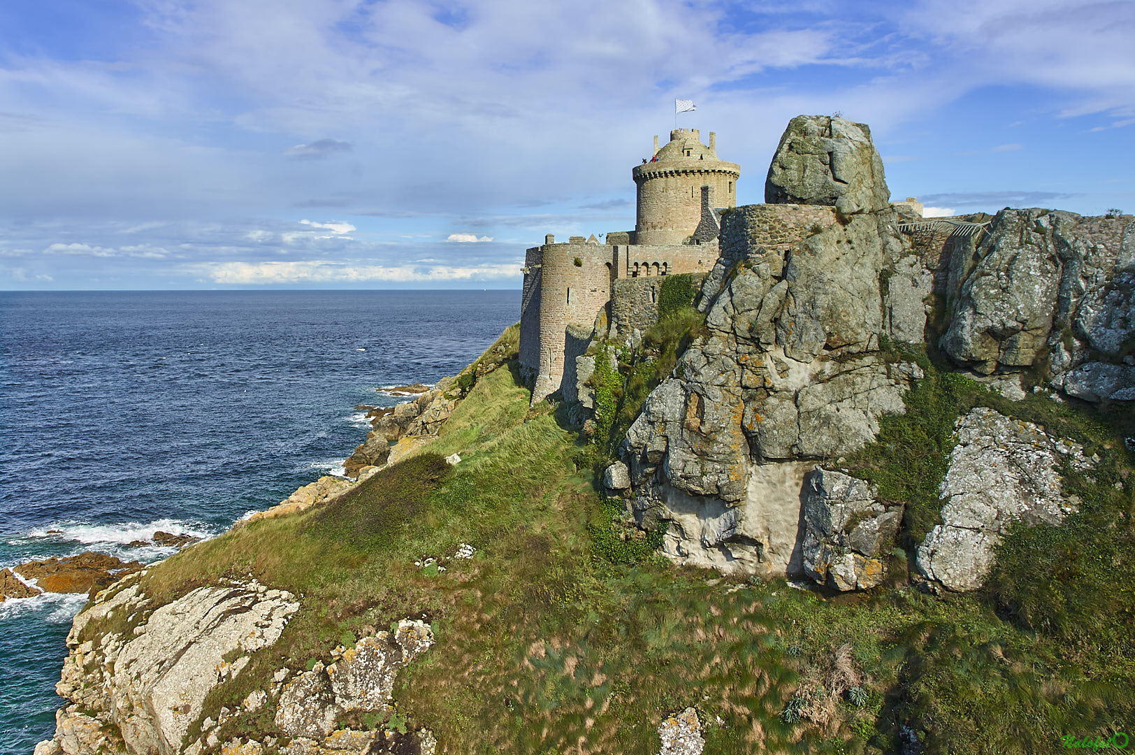 Le Fort La Latte - la Roche Goyon, accroché à son rocher et protégeant l'entrée de la baie de la fresnaye